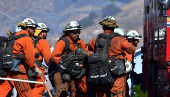 جهود الإنقاذ وإطفاء الحرائق متواصلة في كاليفورنيا(فريديريك براوا/فرانس برس)