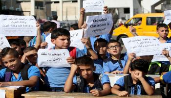تلاميذ فلسطينيين يحتجون ضد تقليص خدمات أونروا (GETTY)