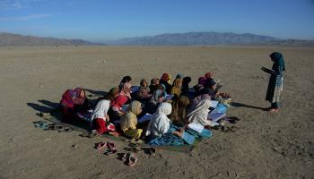 تعليم الفتيات في مناطق أفغانستان (نور الله شيرزاده/فرانس برس)