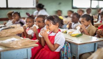 توزيع وجبات على طلاب مدارس اليمن (برنامج الأغذية العالمي)