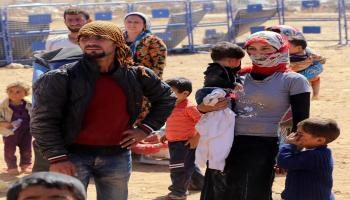 نازحون سوريون يعبرون إلى تركيا
