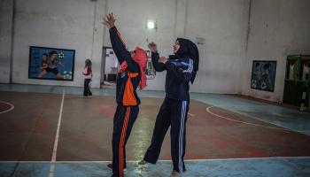 فلسطينيات يَكسِرن العادات ويشكلن أول فريق لكرة اليد بغزة