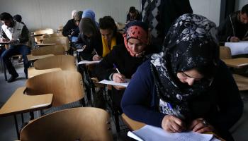 عراقيات في امتحان في العراق - مجتمع