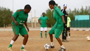سودانيات يلعبن كرة القدم (تويتر)