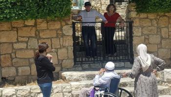 مسن ومسنة فلسطينيون أمام منزلهم الذي أًًًَُُُخرجوا منه (تويتر)