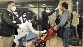إجراءات لكشف كورونا في مطار في مصر - مجتمع