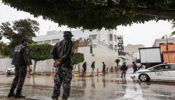 قوات أمن أمام السفارة الإيطالية في طرابلس