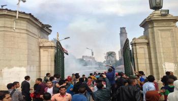 الغاز يحاصر انتفاضة الطلاب