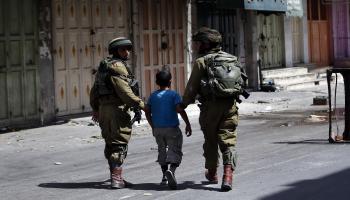 يكرر الاحتلال اعتقال الأطفال الفلسطينيين (فرانس برس)
