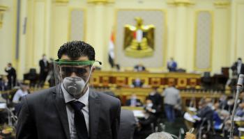 موظف بالبرلمان المصري يضع كمامة خشية كورونا (Getty)