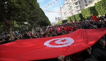 تونسيون داعمون للإضراب العام (شاذلي بن إبراهيم/Getty)