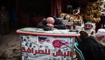 غزّيون في إحدى أسواق القطاع (مصطفى حسونة/الأناضول)
