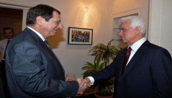 الرئيس القبرصي نيكوس أناستاسيادس وزعيم القبارصة الأتراك درويش أروغلو