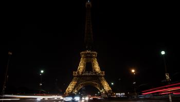 برج إيفل\وقفة تضامنية مع حلب في باريس\PHILIPPE LOPEZ/AFP