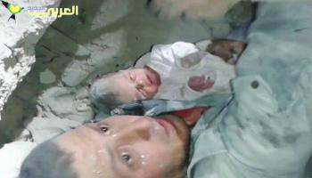 إنقاذ رضيع من تحت الأنقاض في حلب 