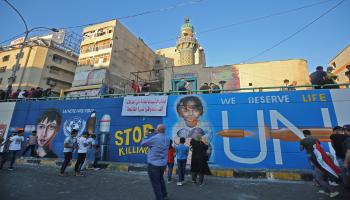 يبتكر المتظاهرون في العراق وسائل للتواصل (أحمد الربيعي/Getty)