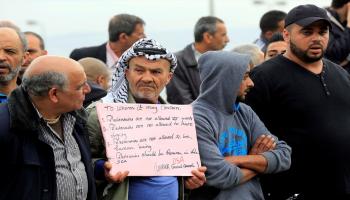 لاجئون فلسطينيون أمام "أونروا" بلبنان (الأناضول)