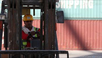 عمال في ميناء حمد القطري (معتصم الناصر/العربي الجديد)