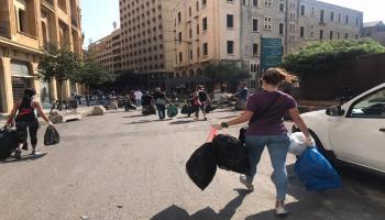 حملة نظافة في ساحة الاحتجاج بوسط بيروت (فيسبوك)