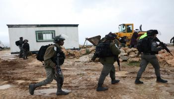 جيش الاحتلال يدعم اعتداء المستوطنين على الفلسطينيين (فرانس برس)