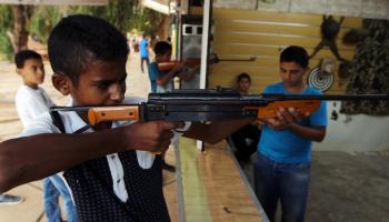 طفل ليبي يتدرب على السلاح - ليبيا - مجتمع