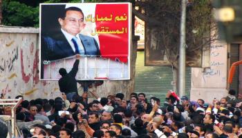 إزالة صورة لمبارك في 25 يناير- فرانس برس