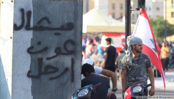 الجدران تنطق بمطالب الثائرين في لبنان (حسين بيضون/العربي الجديد)