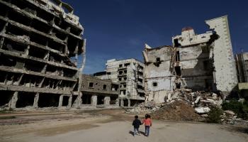 طفلان وسط الدمار في بنغازي القديمة- Getty