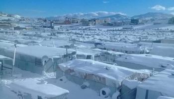 الثلوج تغطي مخيمات اللاجئين السوريين في عرسال (فيسبوك)