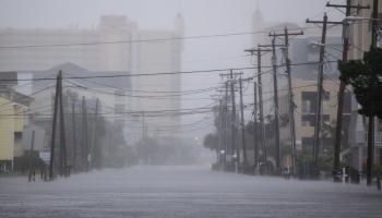 إعصار فلورانس يجتاج البر بولايتي كارولاينا الشمالية والجنوبية(تويتر)