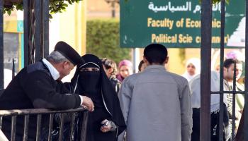 طالبة منقبة أمام جامعة القاهرة- فرانس برس