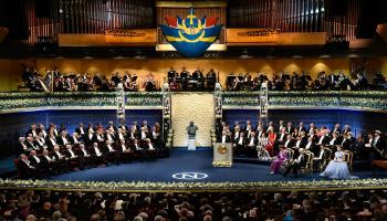 مراسم تسليم جوائز نوبل يحضرها ملك السويد سنويا (Getty)