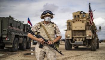 القوات الروسية والأميركية تراقب إعادة فتح "إم4"(دليل سليمان/فرانس برس)