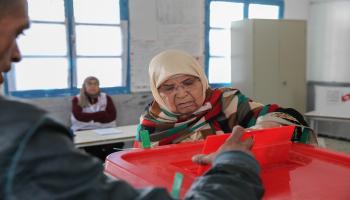 تونسية تدلي بصوتها في الانتخابات (تشيدلي بن إبراهيم/Getty)