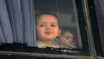 طفل في باص من حرستا إلى إدلب- فرانس برس
