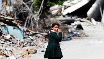 تلميذة في غزة (ياسر قديح/العربي الجديد)