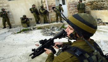 فلسطين-مجتمع- جنود إسرائيليون يقتحمون منزلا في الضفة(جمال عروري/فرانس برس)