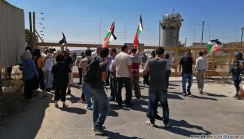 أهالي الأسرى المضربين عن الطعام أمام معتقل عوفر(العربي الجديد)