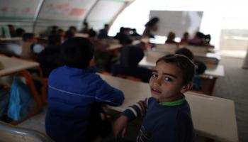 طفل سوري نازح في مدرسة في مخيم تركي