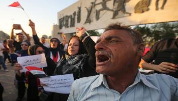 متظاهرون في ساحة التحرير في بغداد(أحمد الربيعي/فرانس برس)