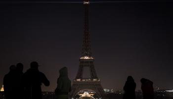 برج إيفل\وقفة تضامنية مع حلب في باريس\PHILIPPE LOPEZ/AFP