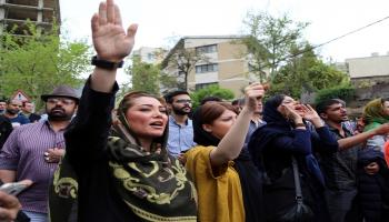 ايرانيات يتظاهرن أمام السفارة السعودية في طهران