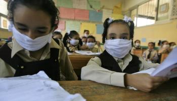 تلاميذ مع أقنعة طبية واقية في مصر - مجتمع