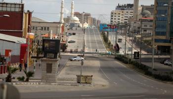 شوارع غزة خاوية بعد اكتشاف إصابتين بكورونا (مجدي فتحي/Getty)