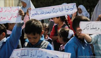 محتجون على وقف مساعدات الغذاء بغزة(عبد الحكيم أبو رياش)