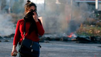متظاهرة فلسطينية خلال الاشتباكات في الضفة (عباس موماني/فرانس برس)