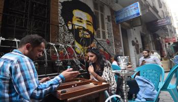 مقهى في القاهرة مع صورة محمد صلاح- فرانس برس