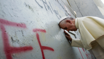 البابا أمام الجدار