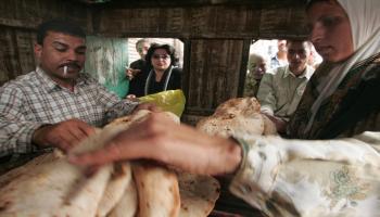 مصريون يشترون الخبز- فرانس برس