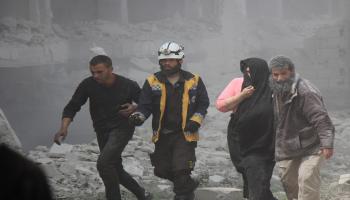 يواصل النظام قصف الأحياء السكنية في إدلب (براء درويش/الأناضول)